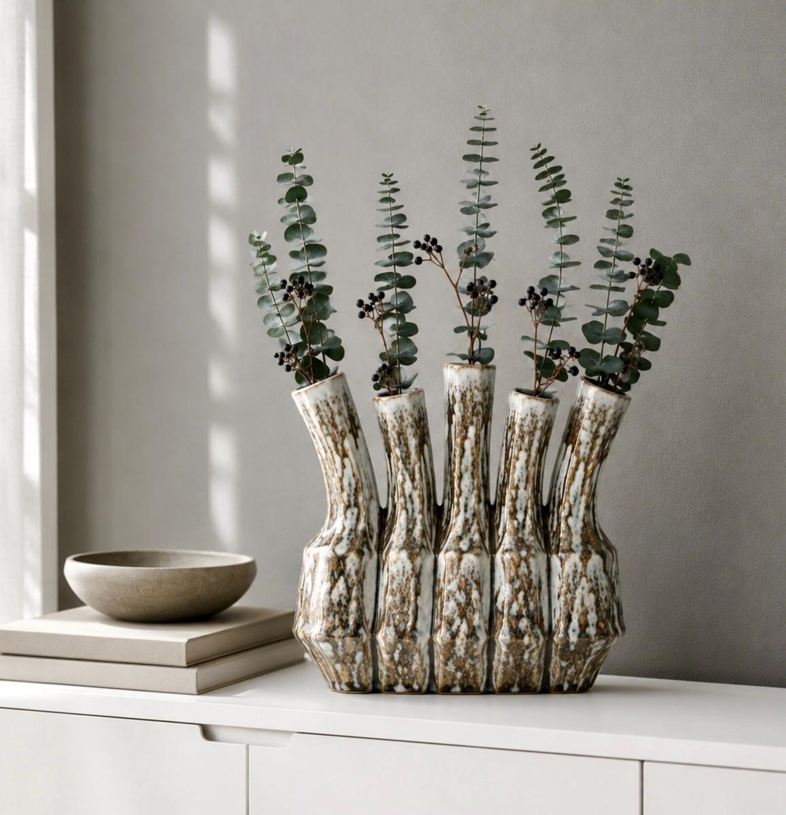 Skulpturale Keramikvase mit Eukalyptus