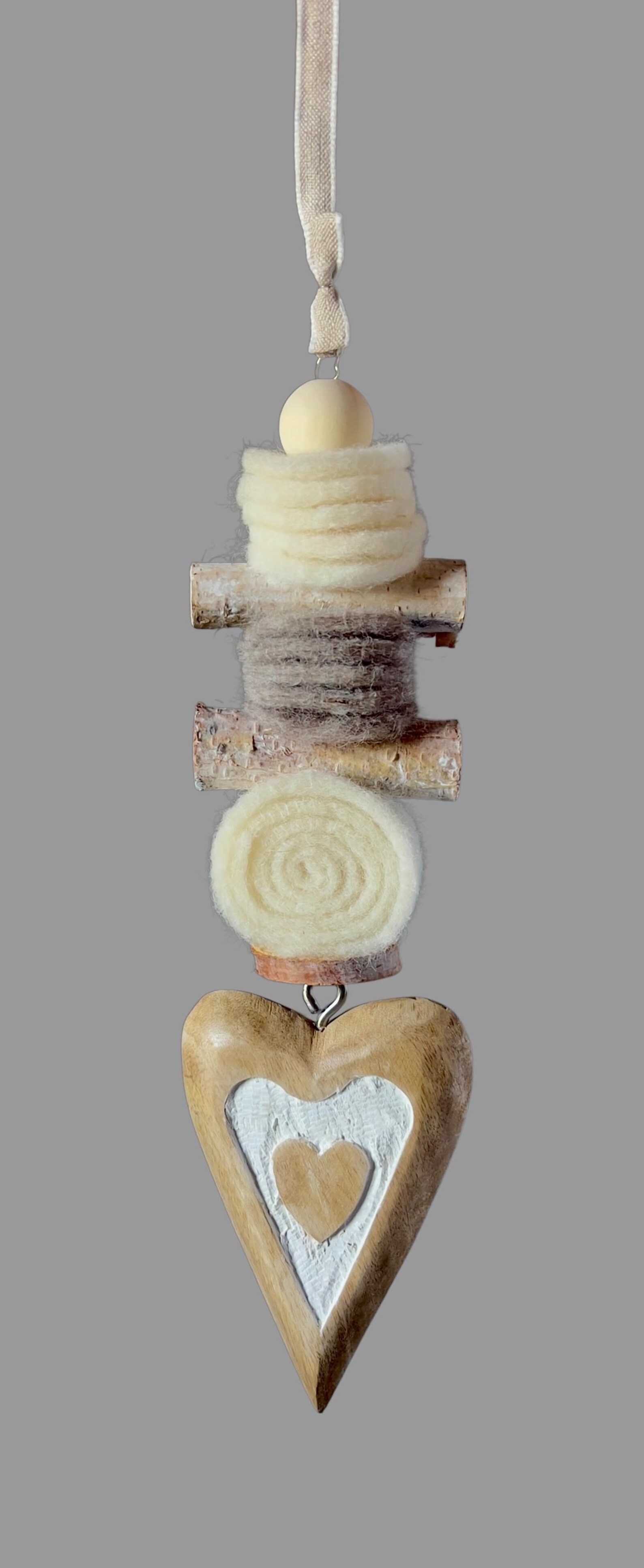 Fensterdeko Herz Holz Filz Natur – Detailansicht 2 – Vorschaubild