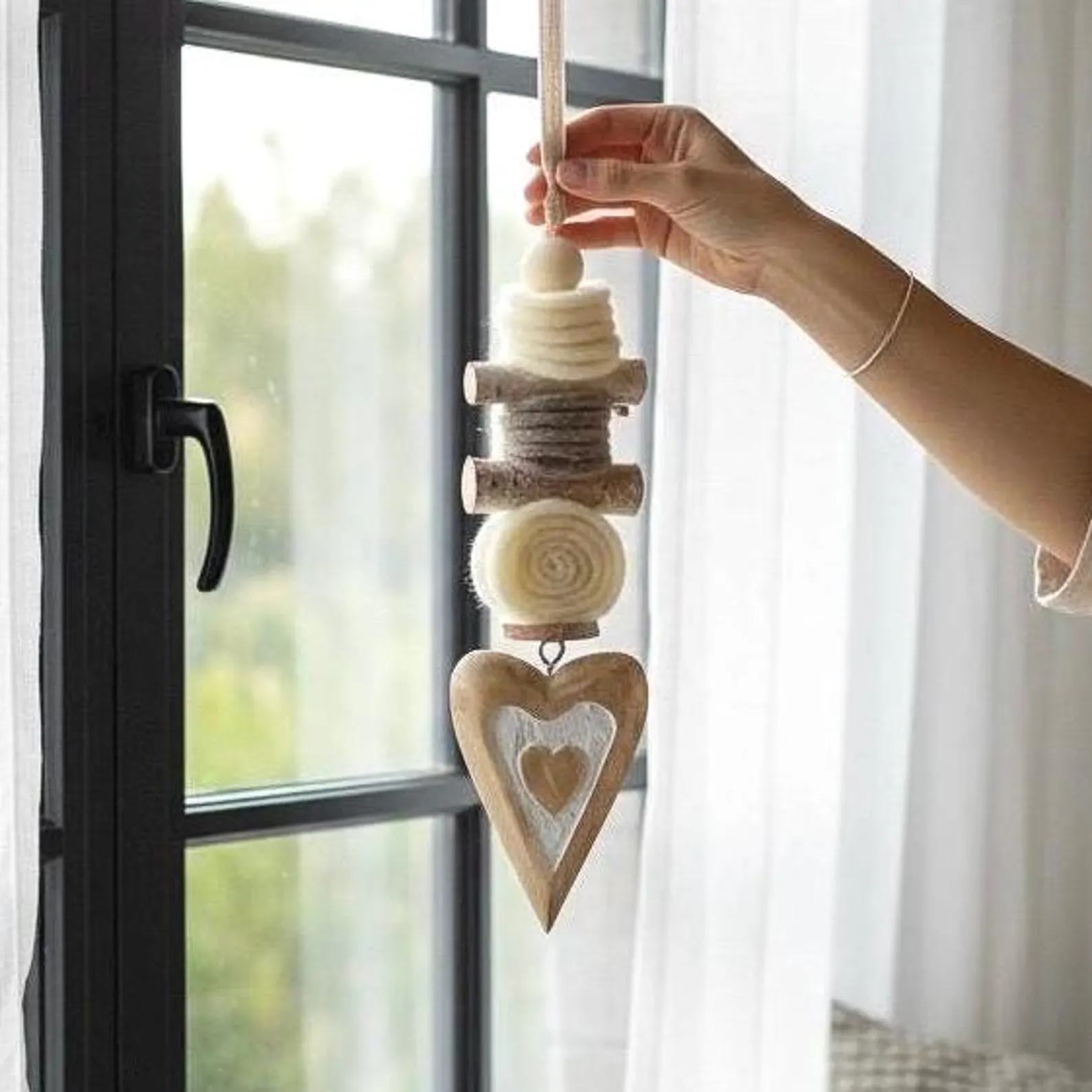 Fensterdeko Herz Holz Filz Natur – Detailansicht 1 – Vorschaubild