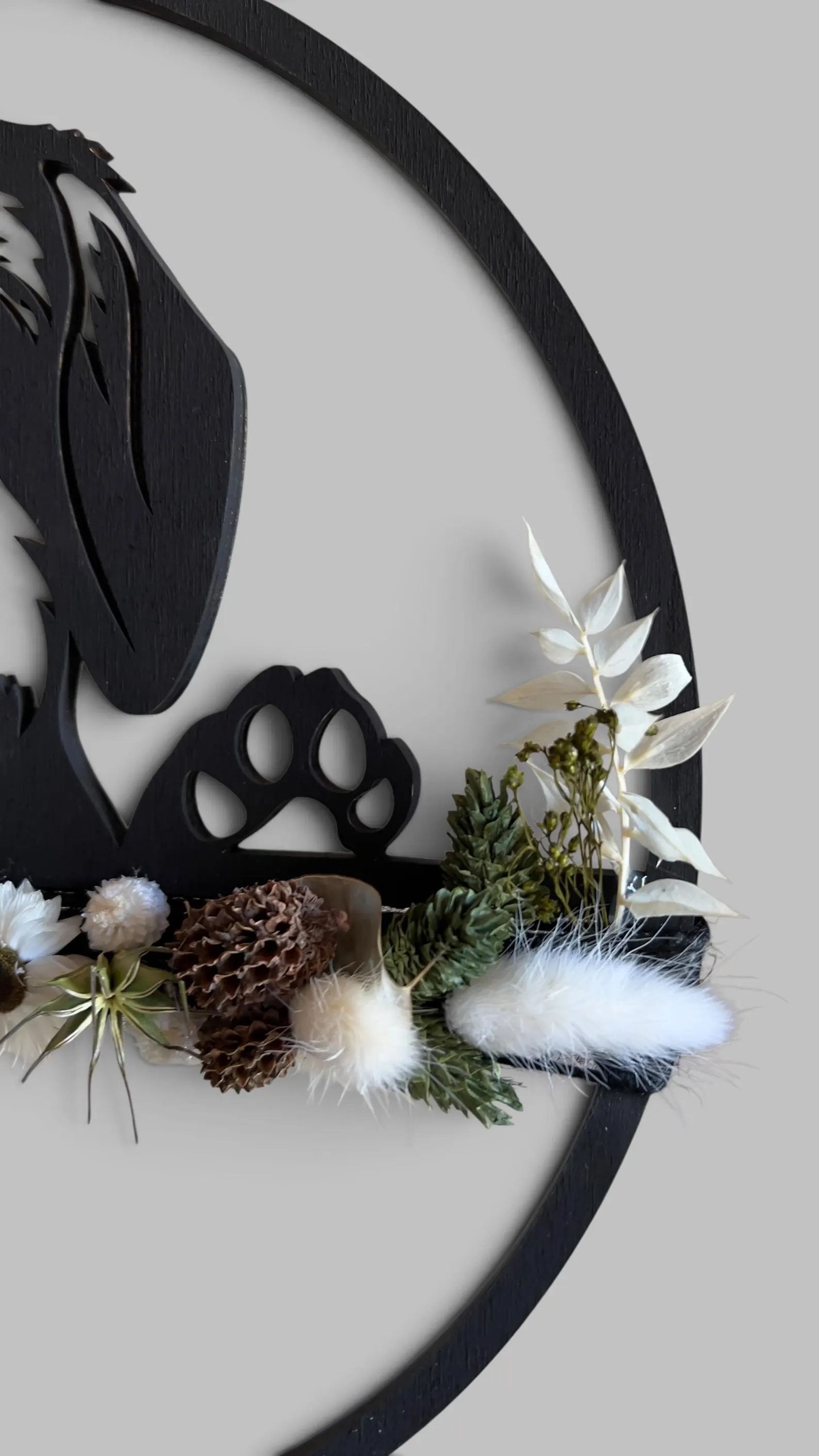 Rauhaardackel aus Holz mit Trockenblumen – Detailansicht 1 – Vorschaubild