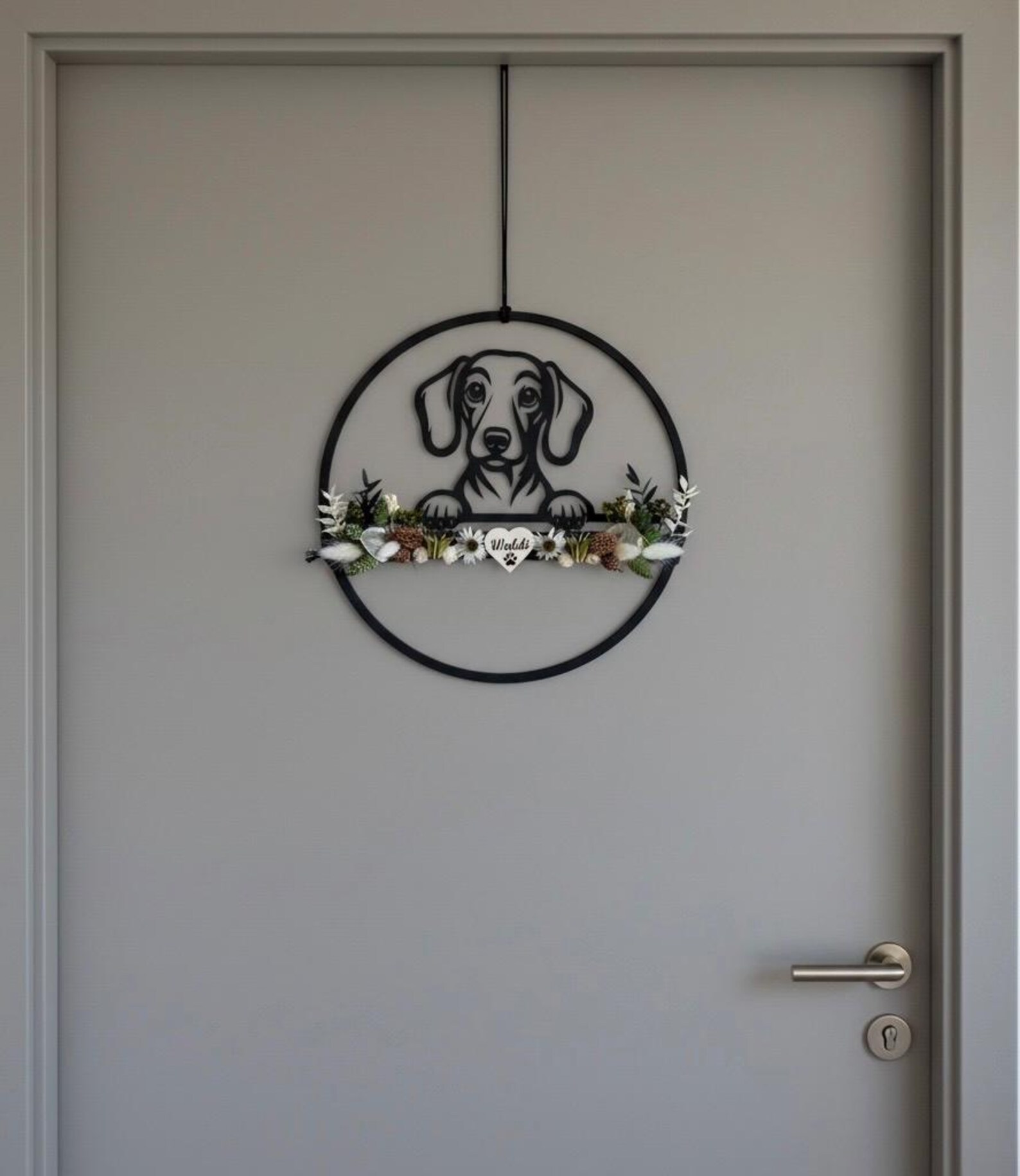 Dackel aus Holz mit Trockenblumen – Detailansicht 3 – Vorschaubild