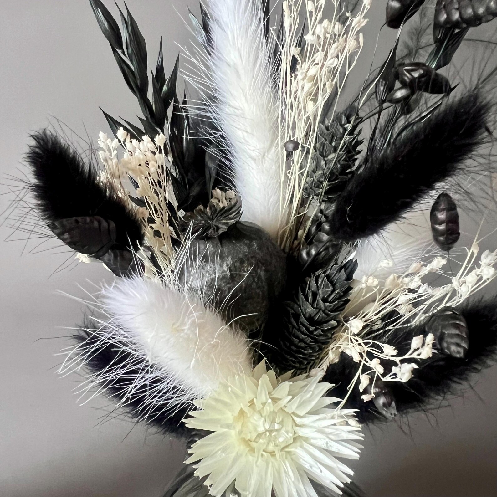 Vasen im Metallständer mit Trockenblumen – Detailansicht 3 – Vorschaubild