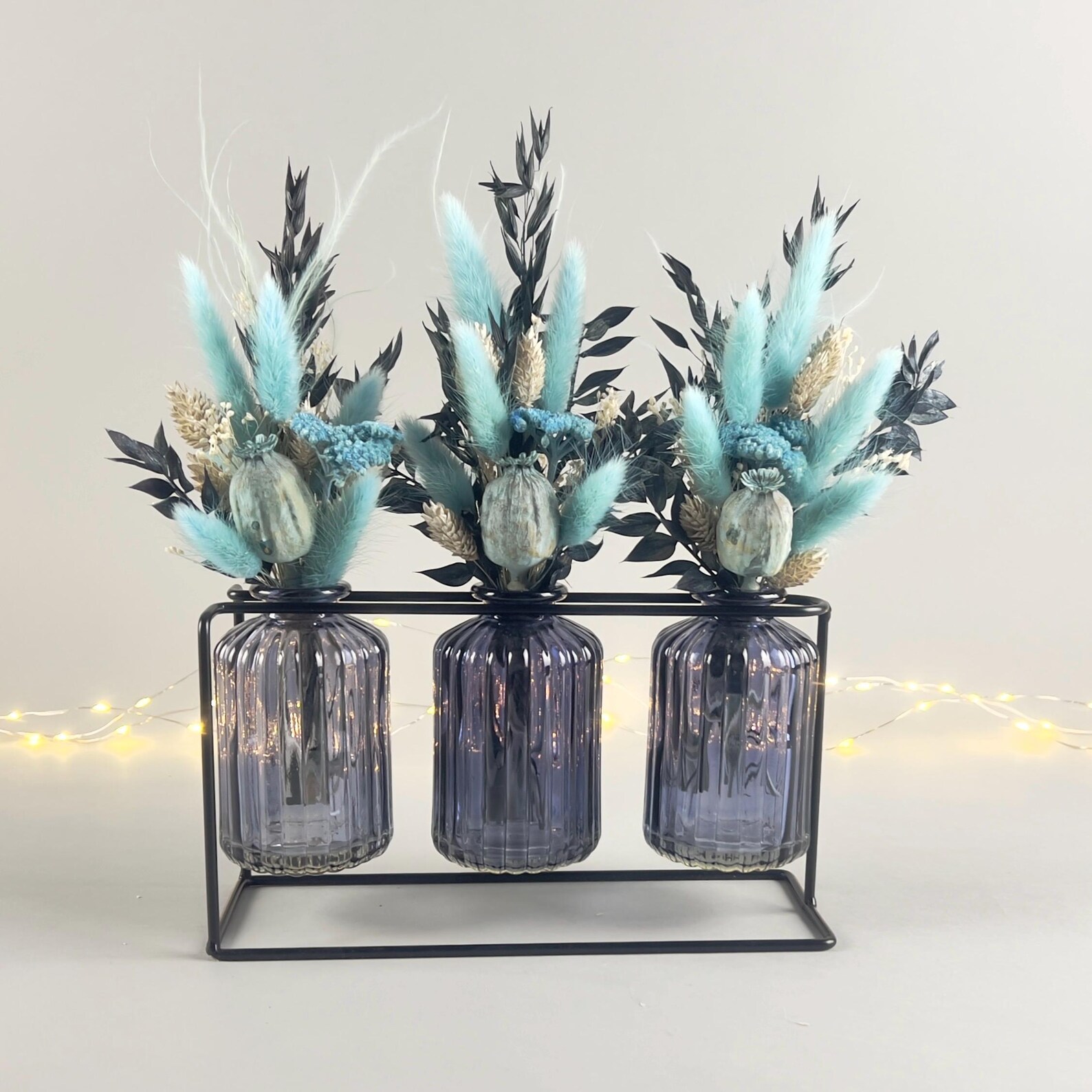 Trockenblumensträuße in blauen Glasvasen – Vorschaubild