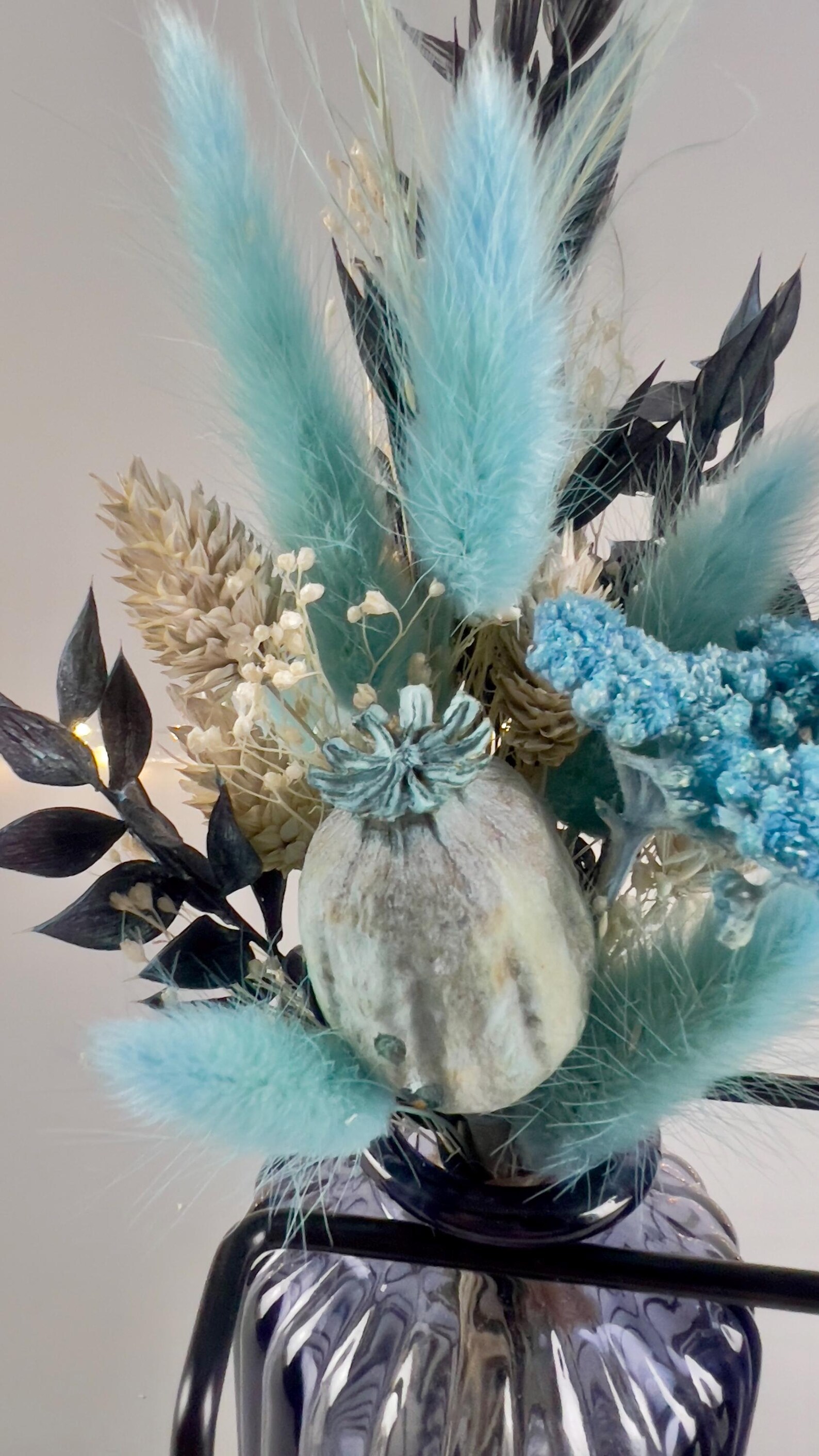 Trockenblumensträuße in blauen Glasvasen – Vorschaubild