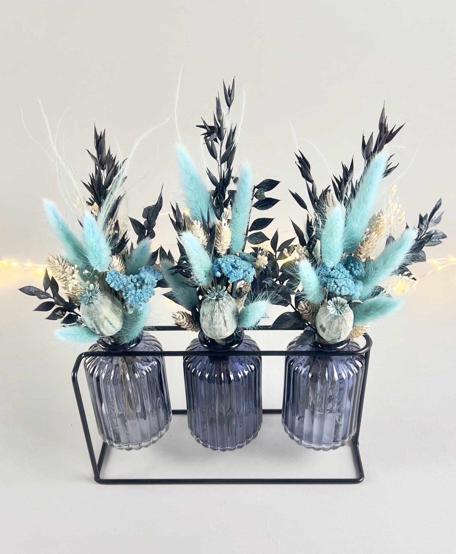 Trockenblumensträuße in blauen Glasvasen – Vorschaubild