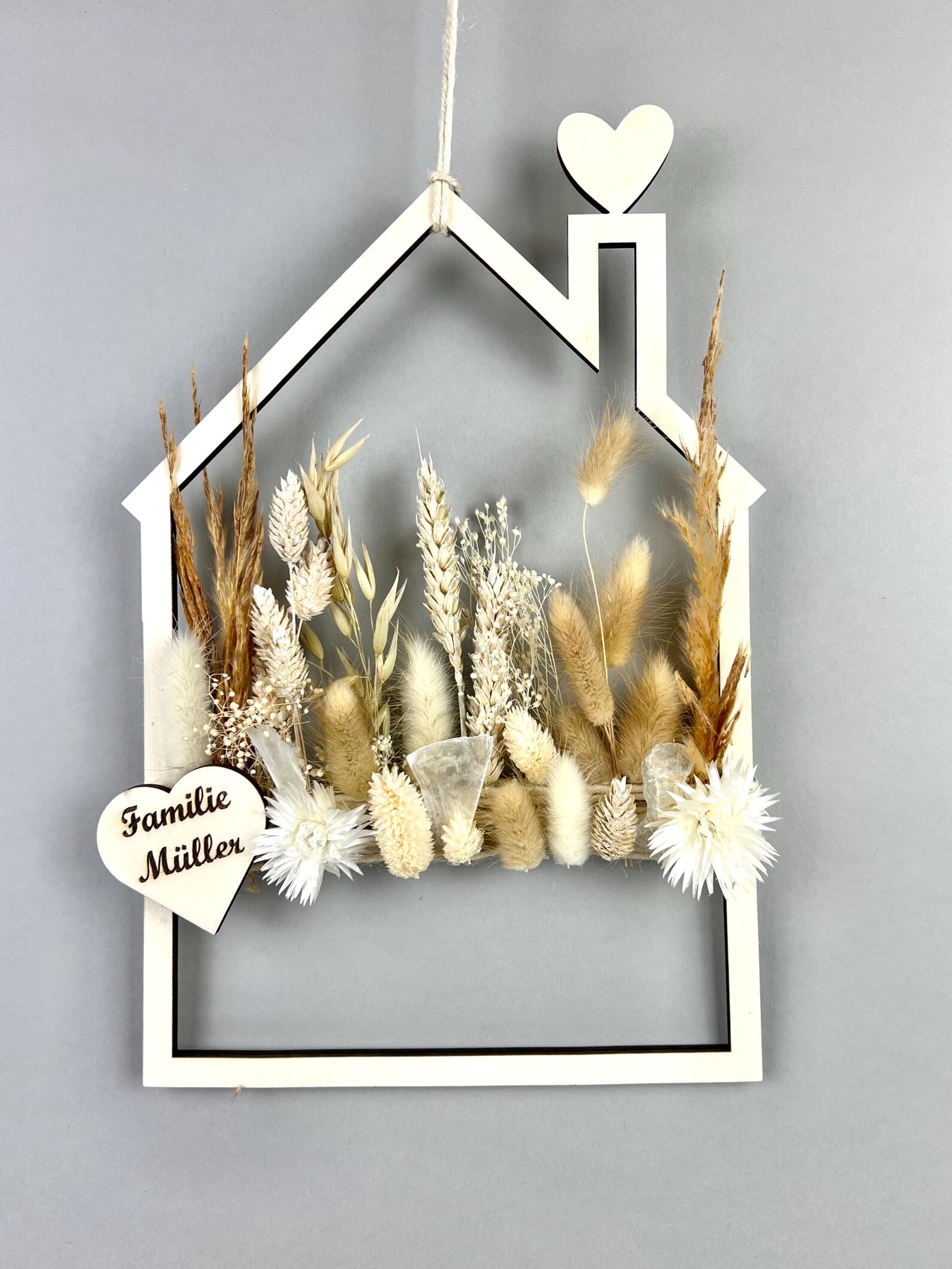 Holzhaus mit Trockenblumen – Vorschaubild