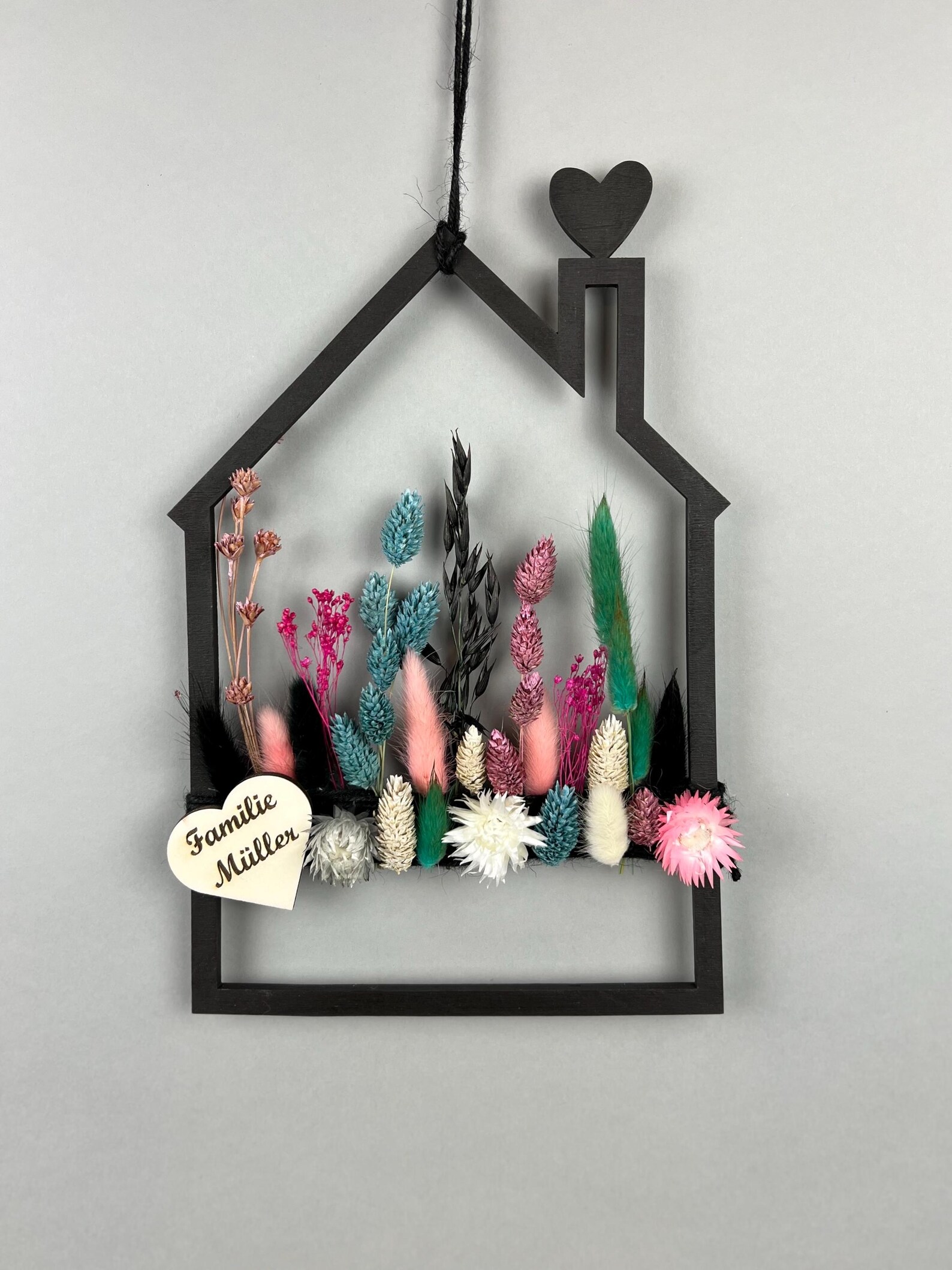 Holzhaus mit Trockenblumen
