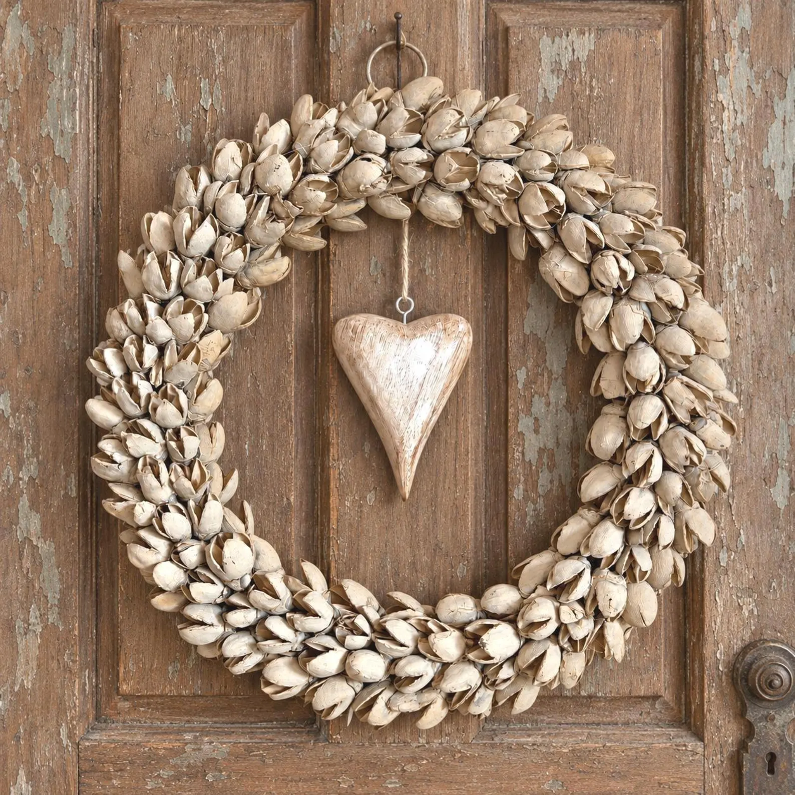 Naturkranz mit Holzherz in Latte