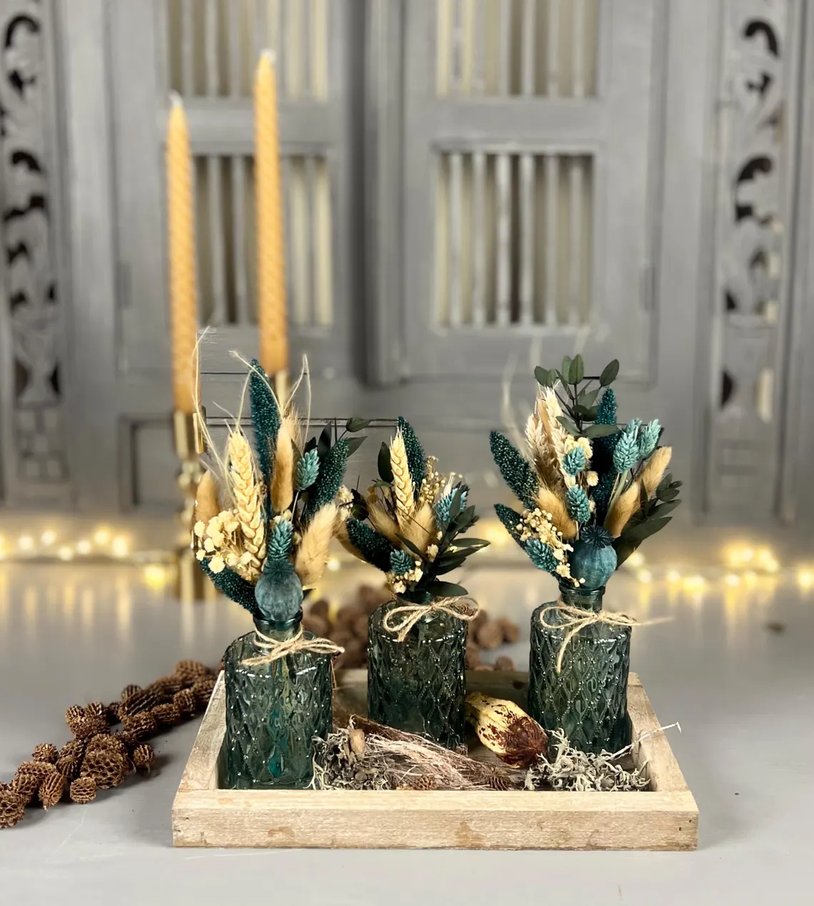 Trockenblumen Arrangement mit Glasvasen auf Holztablett – Tischdeko